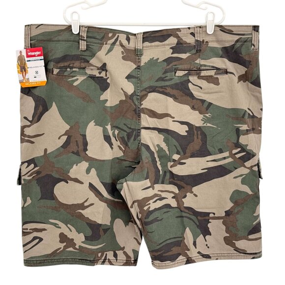Wrangler Men's Relaxed Low Stretch Green Camo Cargo Shorts Sz 48 Inseam 10" NWT - Picture 2 of 11